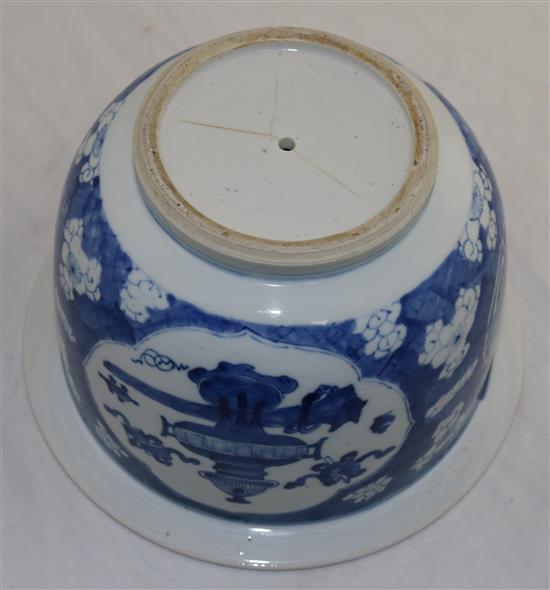 A Chinese blue and white jardinière, early 18th century, diameter 24cm, slight faults